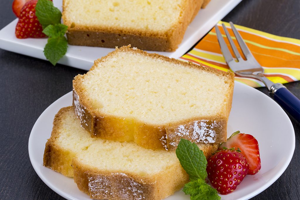 Glutenfreier Rührkuchen, zwei Scheiben auf einem Teller