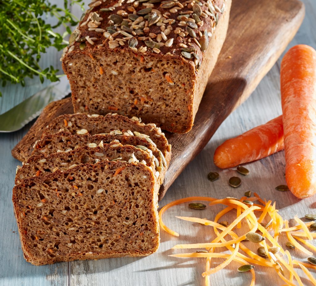 Easy-Dark Karottenbrot, angeschnitten, vier Scheiben stapeln sich