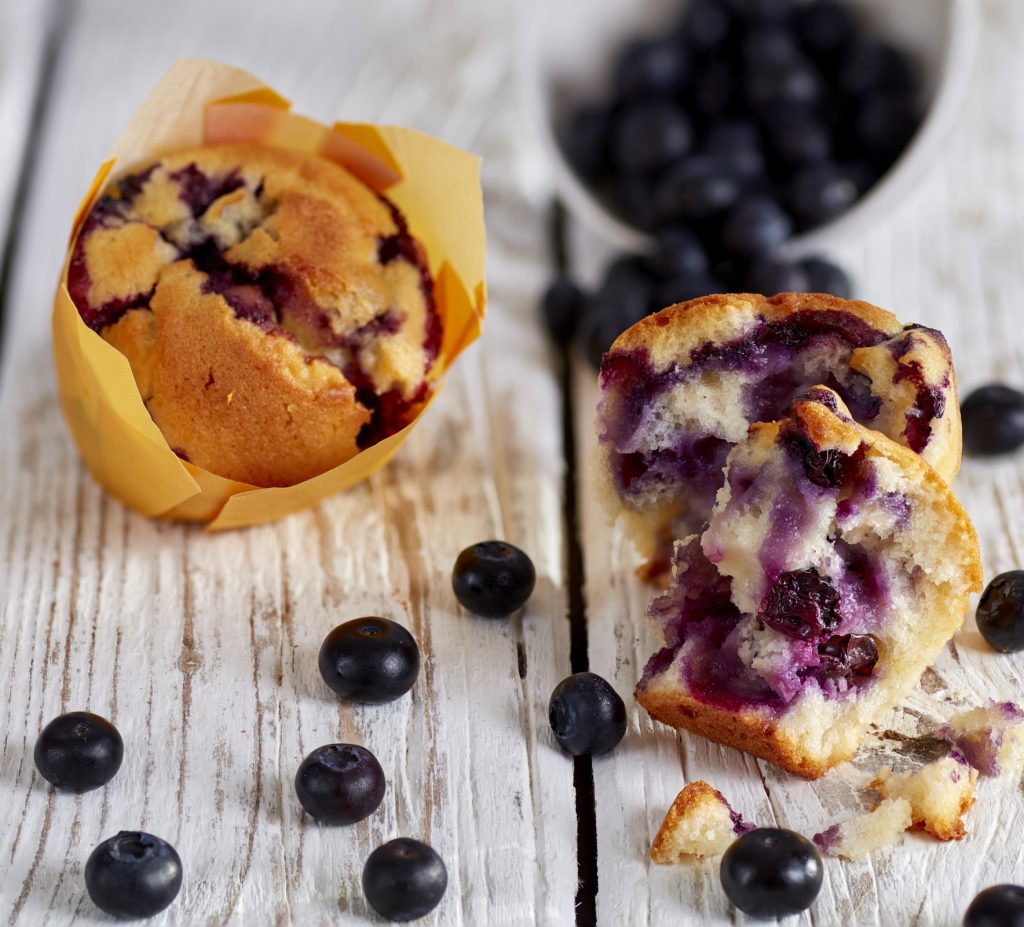 Helle Muffins mit Blaubeeren.