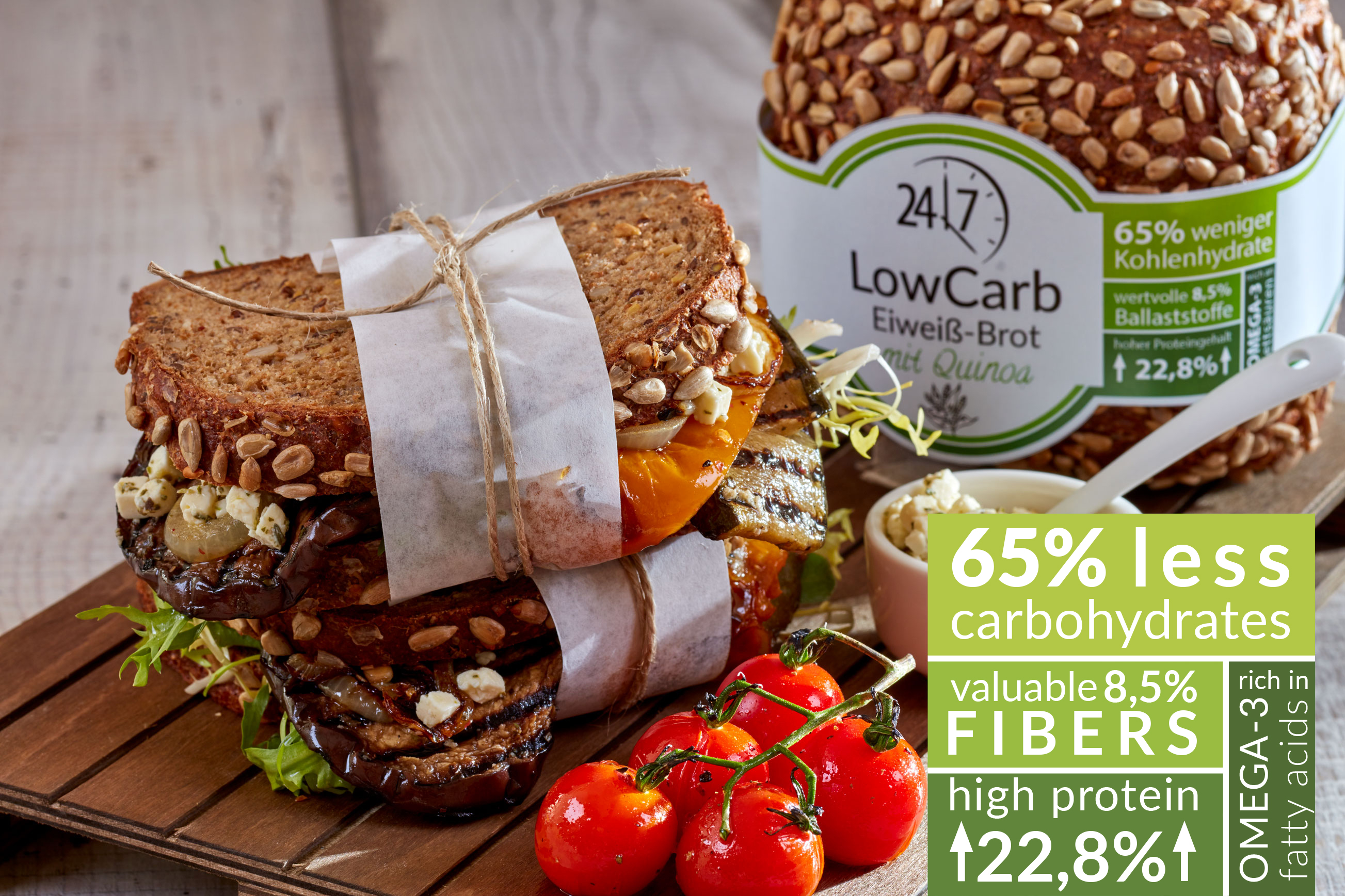 Low Carb Eiweiß Brot mit Quinoa. Im Vordergrund zwei belegte Stullen.
