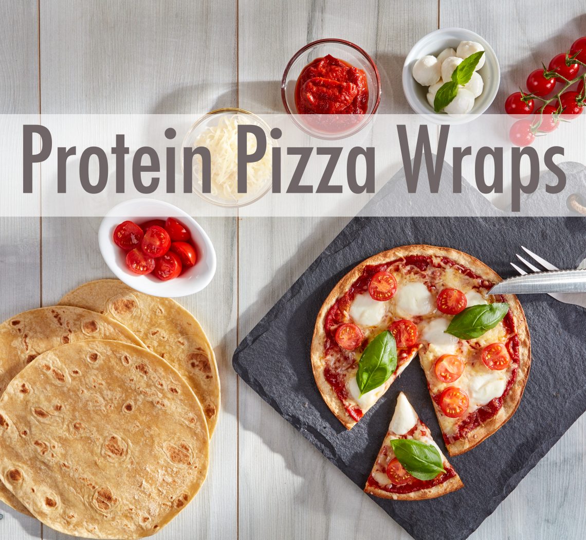 Beitragsbild Protein Pizza Wraps. Im Hintergrund: Wrap belegt als Pizza mit Tomaten, Basilikum, Käse