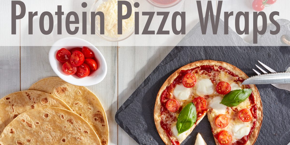 Beitragsbild Protein Pizza Wraps. Im Hintergrund: Wrap belegt als Pizza mit Tomaten, Basilikum, Käse