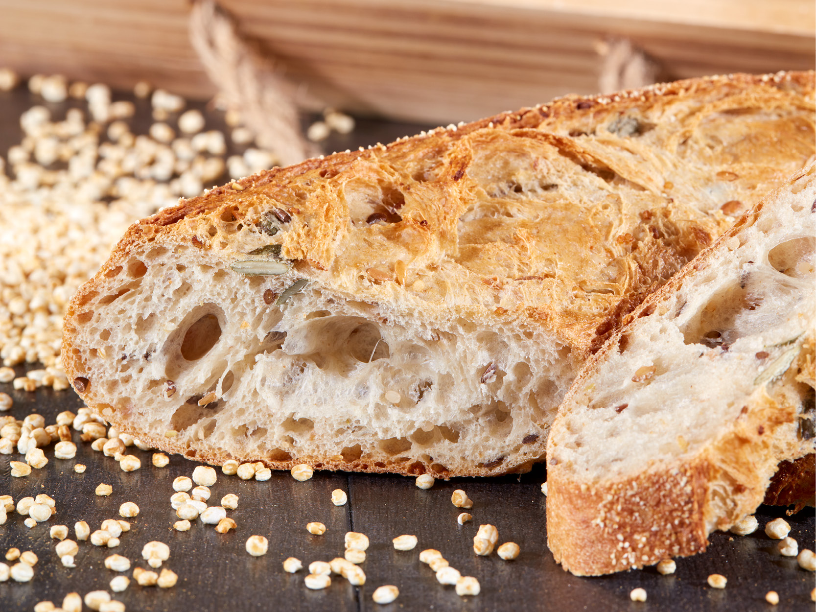 Baguette Quinoa, angeschnitten. Quinoa dekorativ dazu gestreut