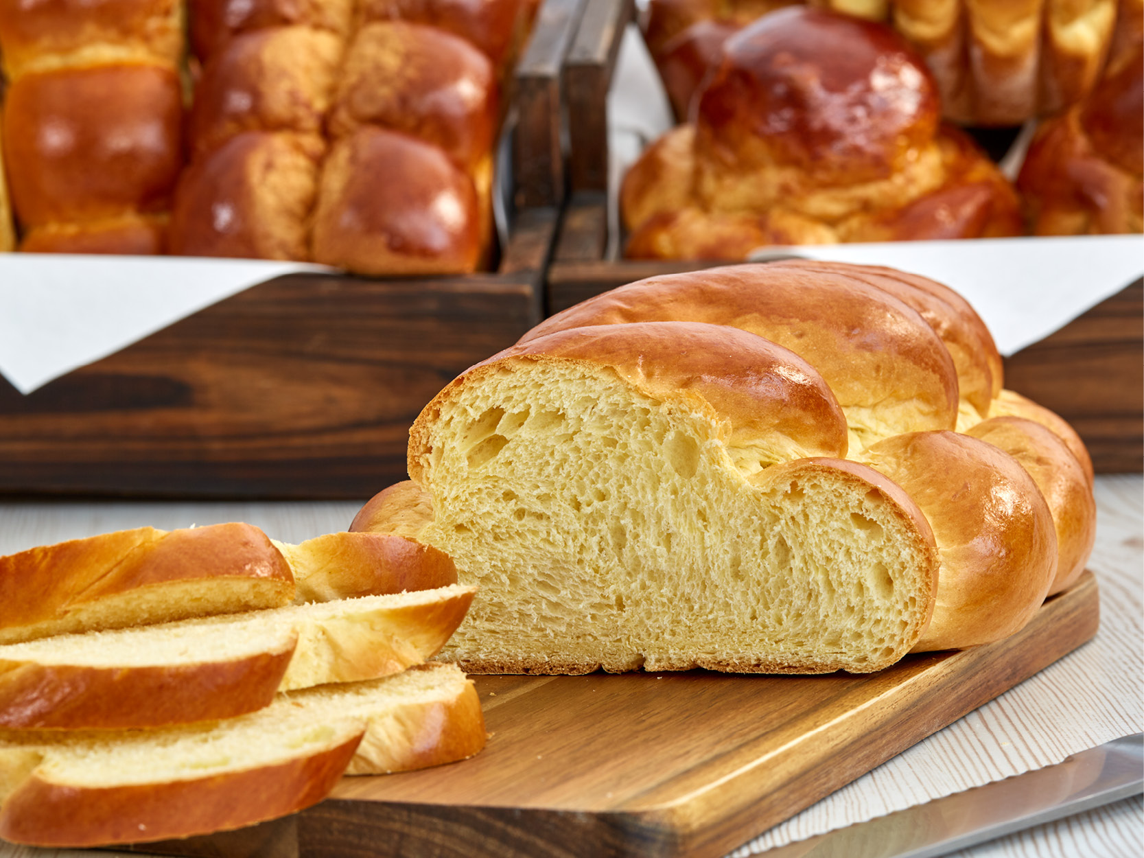 Deli-Brioche. Saftiger gelber Brioche, angeschnitten