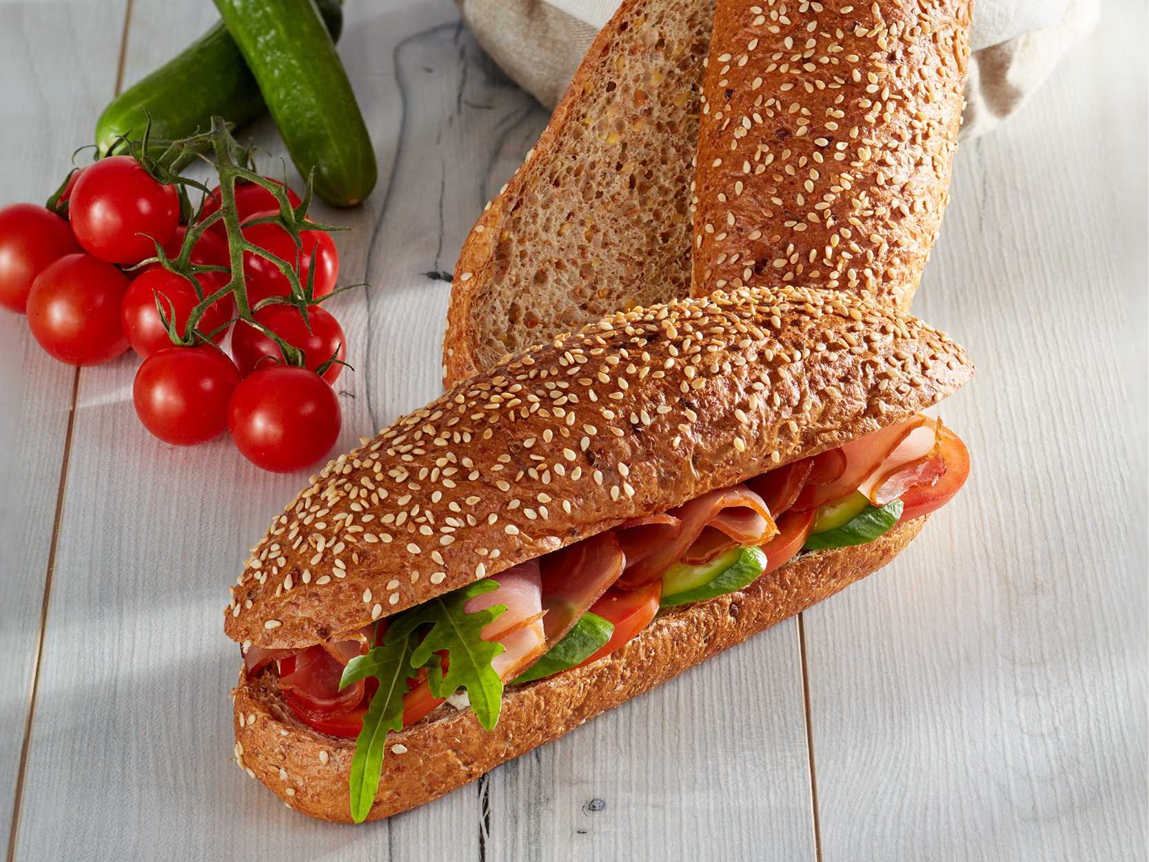 Energus Sandwich, belegt mit Gurke, Tomate, Putenbrust-Aufschnitt und Rucola
