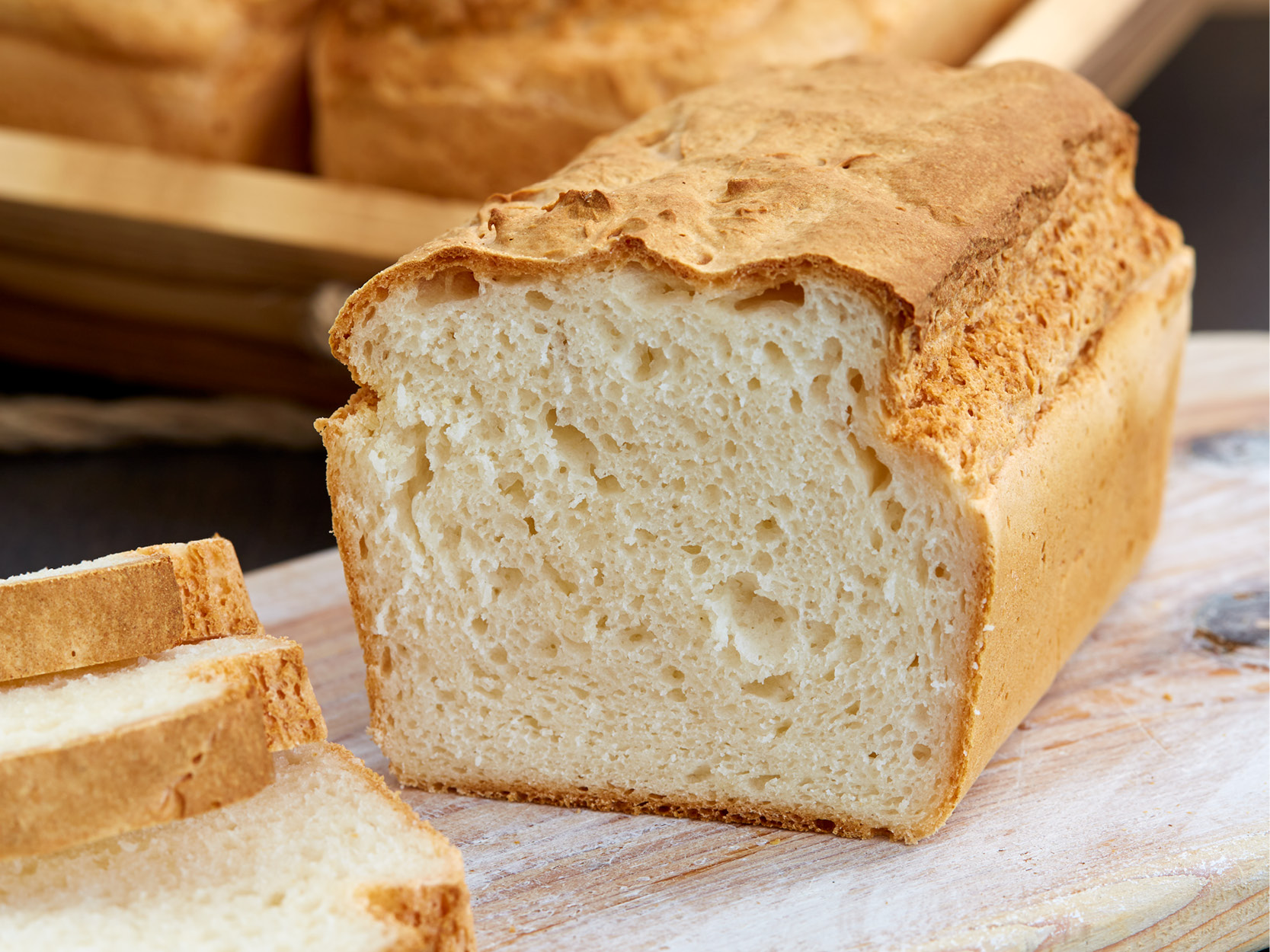 helles, glutenfreies Brot im Kasten gebacken, angeschnitten