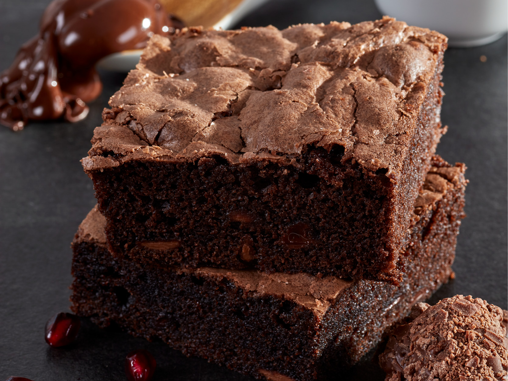 Glutenfreier Brownie. Zwei Brownies übereinander gestapelt