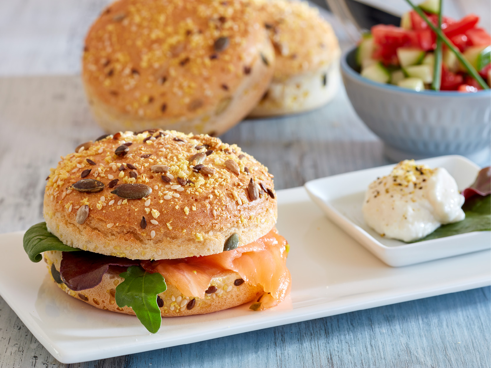 Glutenfreier Burger-Bun mit Räucherlachs