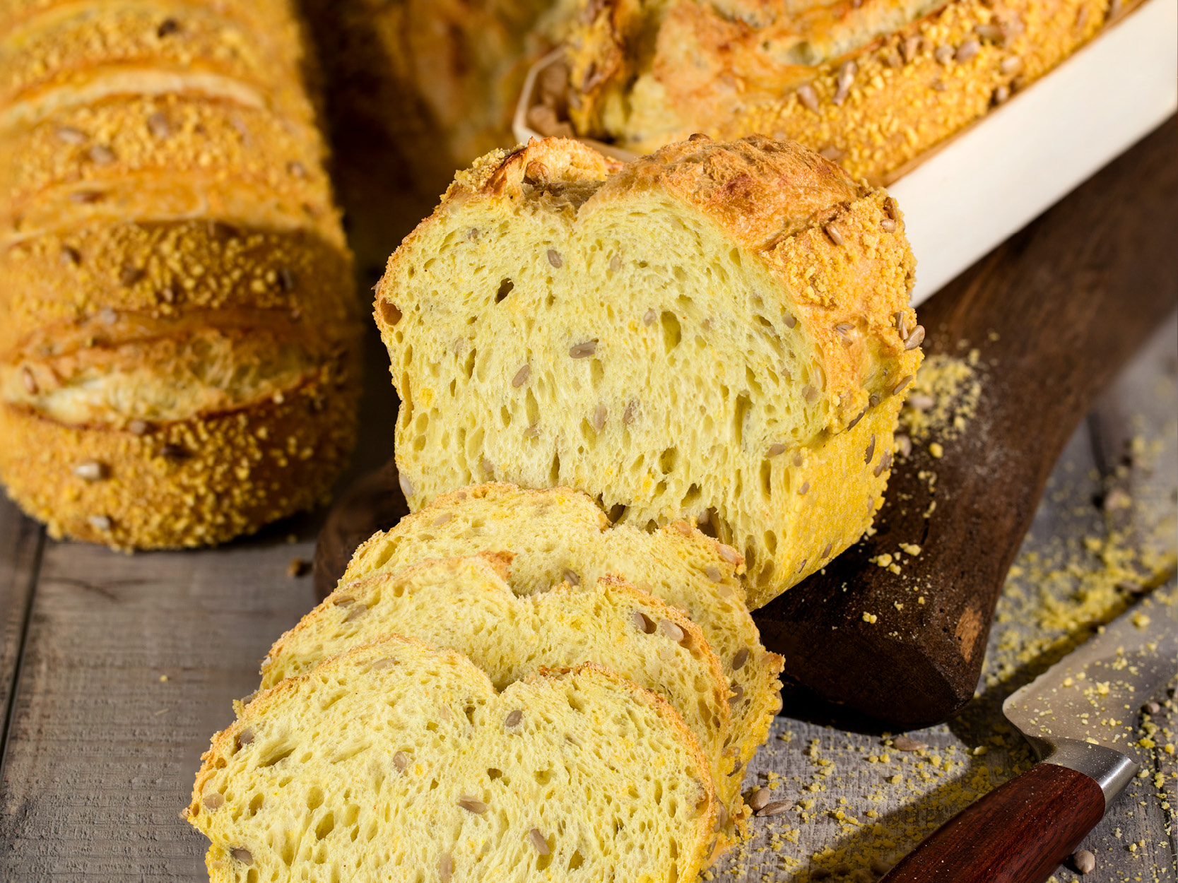 Gold-gelbes Maisbrot. im Kasten gebacken, angeschnitten