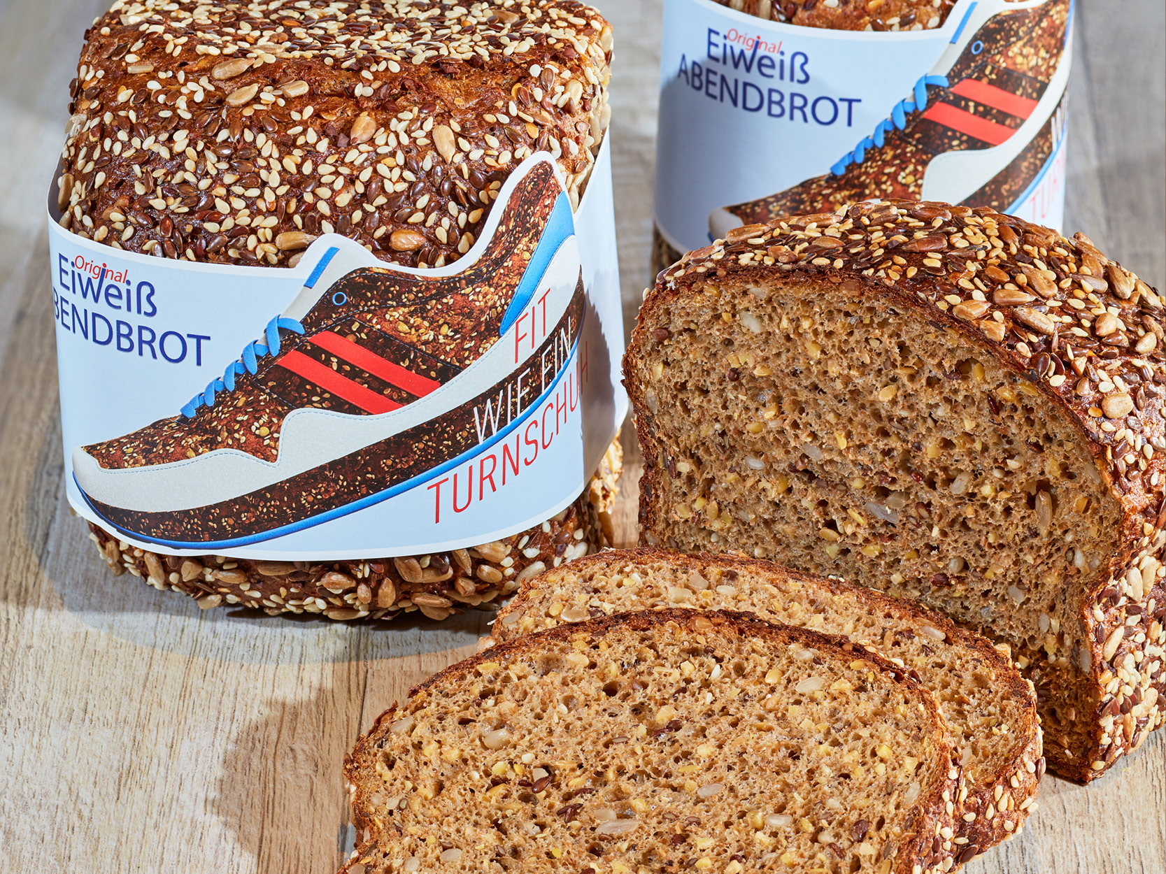 Original Eiweiß Abendbrot, im Kasten gebacken, angeschnitten, mit Banderole "Fit wie ein Turnschuh"