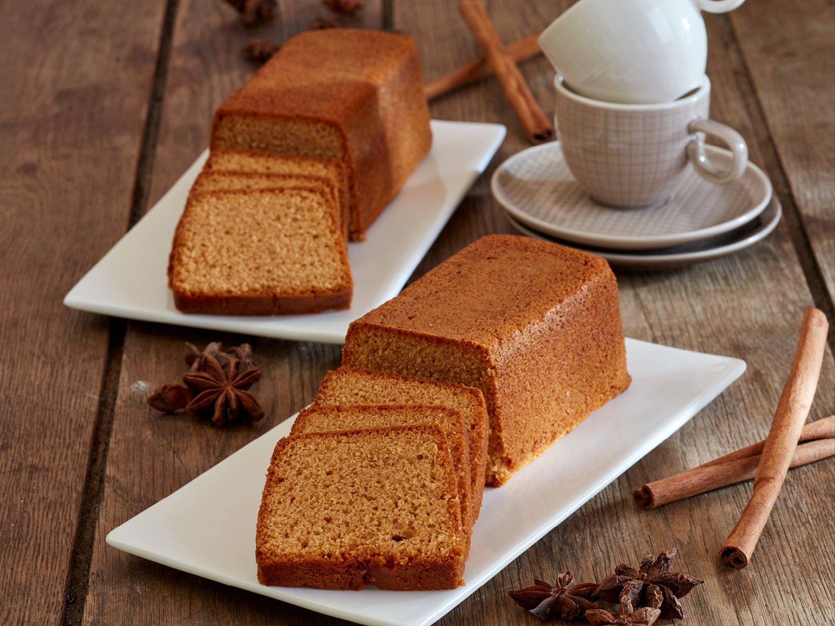 Pan D'épices. Französischer Gewürzkuchen, im Kasten gebacken, angeschnitten