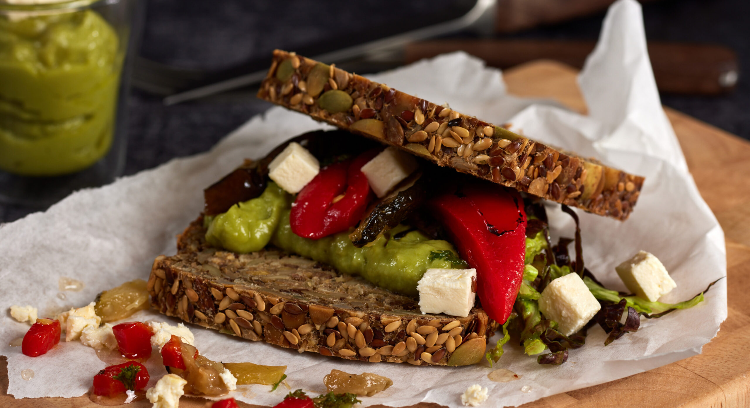 Pures Glück, belegt mit Avocado, Grillgemüse und Feta, ohne Hefe, ohne Mehl, ohne Weizen.