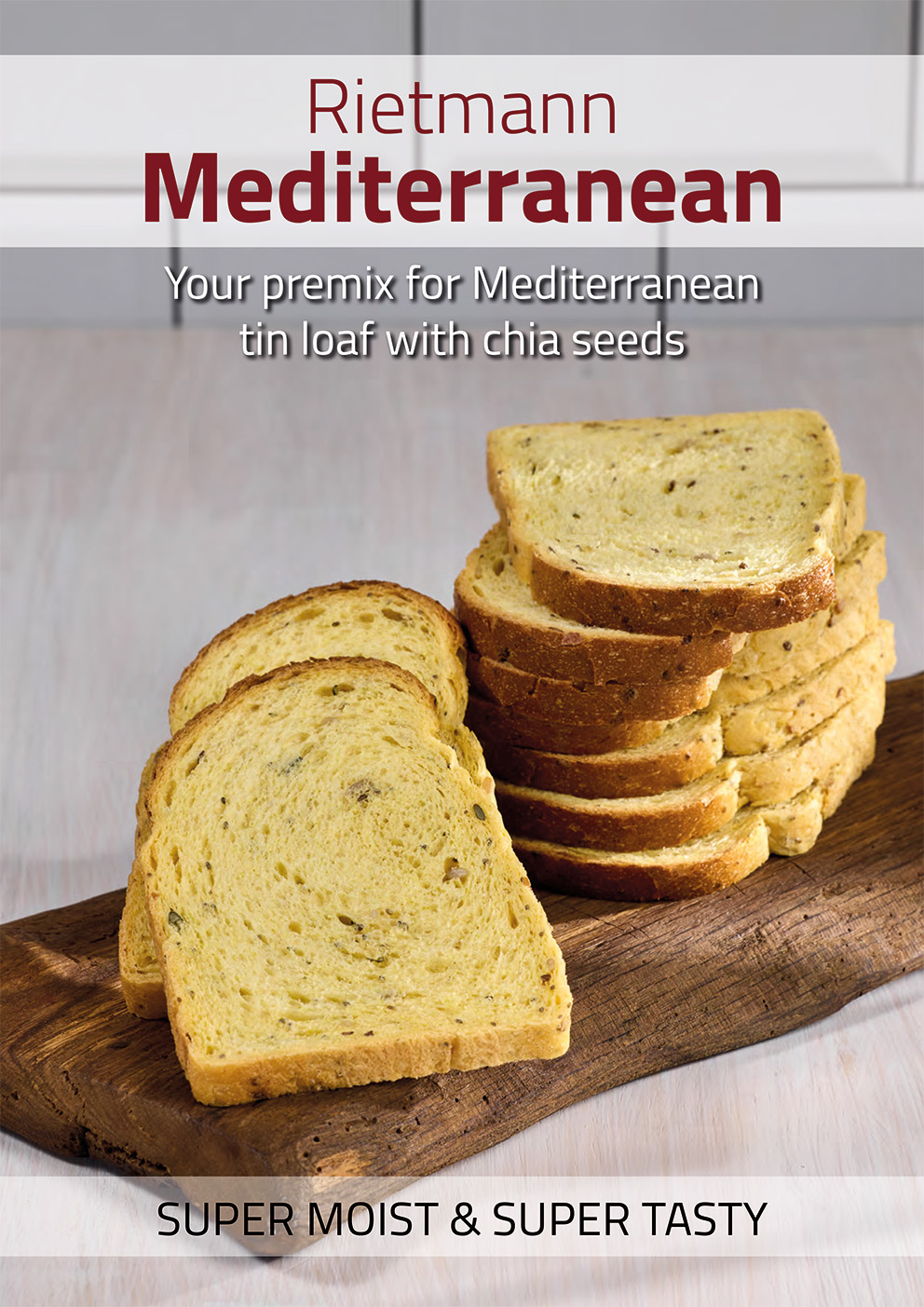 Rietmann Mediterran, mediterranes Gebäck mit Chia-Samen, angeschnitten auf Holzbrett